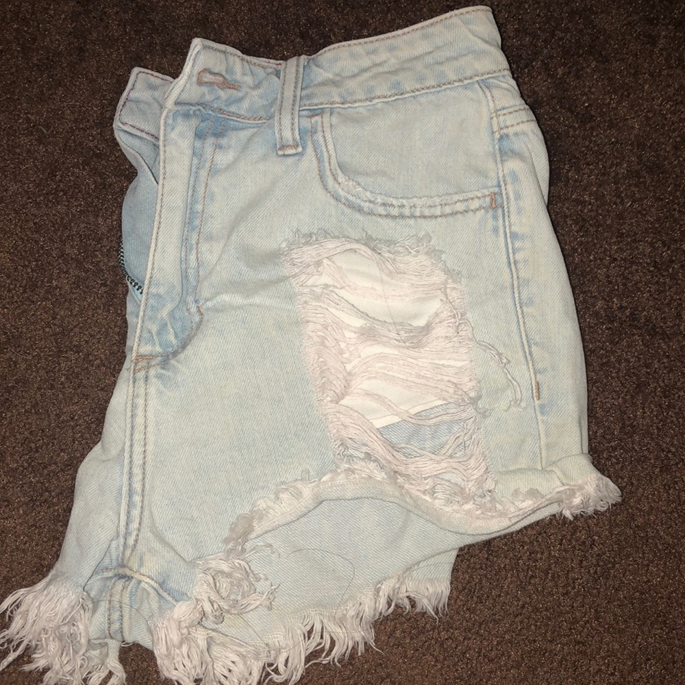 HIGH WAISTED LIGHT DISTRESSED SHORTS